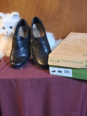 Earth Origins Black Leather Slip-On Loafers